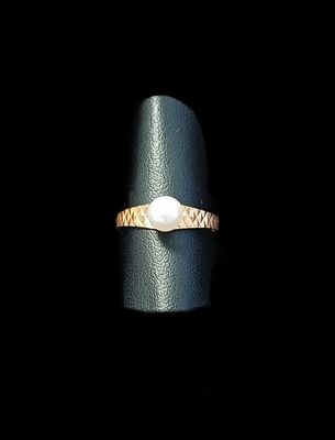 une image d'une bague ornée d'une perle
