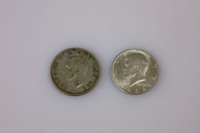 une image représentant deux pièces sur une surface blanche ; l'une est une pièce de dix cents et l'autre est une pièce de dix cents