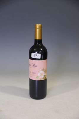 une bouteille de vin posée sur une table