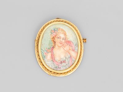un portrait d'une femme en or et en émail