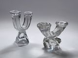 deux vases en verre posés l'un à côté de l'autre sur une table
