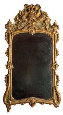 un miroir avec un cadre doré sur fond blanc