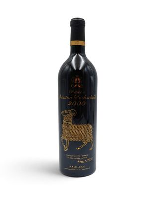 une bouteille de vin rouge sur laquelle figure une chèvre dorée