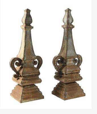 deux vases placés l'un à côté de l'autre