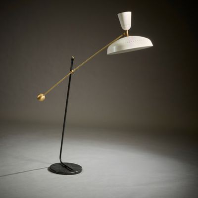 un lampadaire noir et blanc muni d'un abat-jour blanc