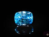 gros plan d'un diamant bleu sur une surface noire