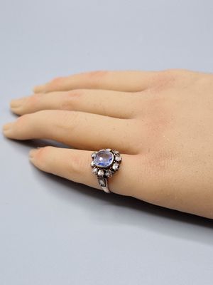 une image représentant la main d'une femme avec une bague au doigt