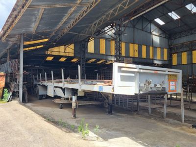 un camion qui est garé à l'intérieur d'un bâtiment