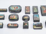 un grand nombre de petites boîtes posées sur une table