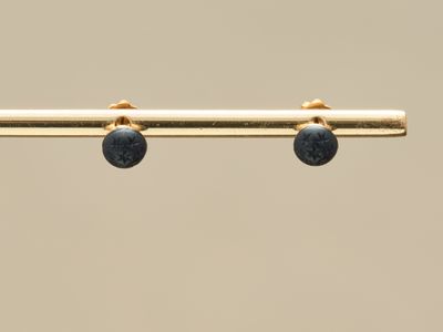 Fine paire de puces d'oreille en or jaune 18k ornées d'une d…
