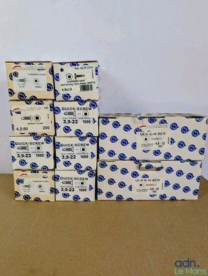une pile de quatre boîtes de rouleaux de papier toilette posée sur une table