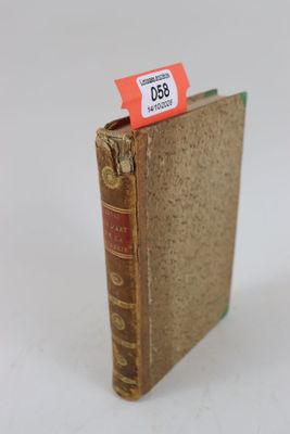 un petit livre muni d'une étiquette, posé sur une table