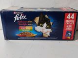 une boîte de nourriture pour chat Felix posée sur une table