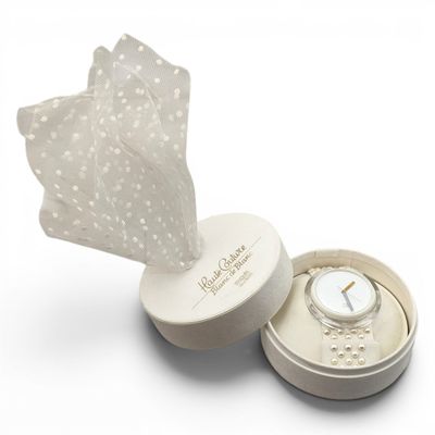une boîte blanche contenant une montre