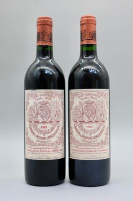 deux bouteilles de vin rouge posées l'une à côté de l'autre sur une table