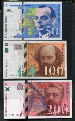 quatre billets différents, de couleurs et de formes variées, posés sur un fond noir