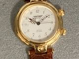 gros plan d'une montre-bracelet sur une table