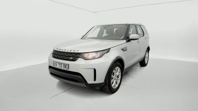 un Land Rover blanc garé dans une pièce blanche