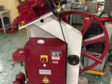 une machine rouge et blanche dans une pièce où se trouve une roue rouge