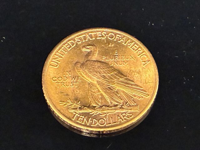 Une pièce de monnaie en or à valeur faciale de 10 Dollars Indian ...