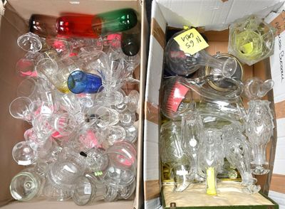 deux cartons remplis de bouteilles en plastique vides posés sur une table