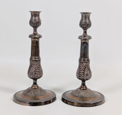 paire de bougeoirs anciens en argent, ornés de motifs floraux