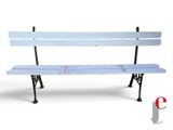 un banc blanc aux pieds noirs sur fond blanc