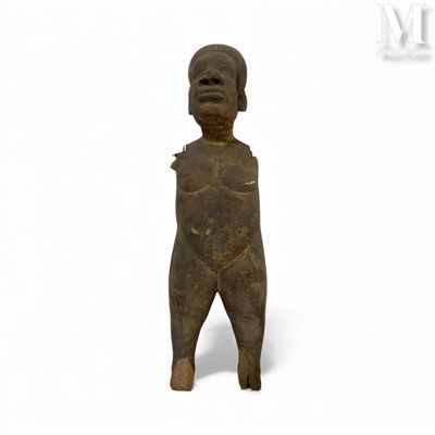 Statuette africaniste en bois patiné. H. 51 cm.