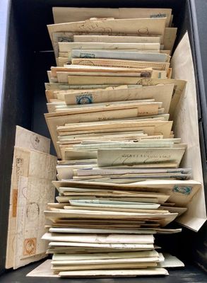 une boîte noire remplie d'une multitude de vieux papiers