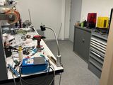 une photo d'un laboratoire dont le plan de travail est encombré