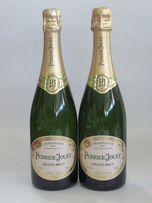 deux bouteilles de champagne posées l'une à côté de l'autre sur une table