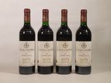 trois bouteilles de vin posées sur une table blanche