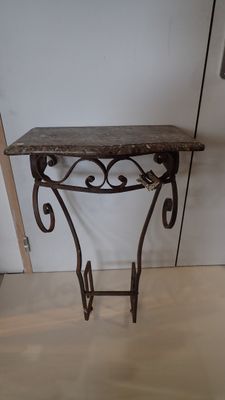 Console galbée en fer forgé riveté, la ceinture à décor enro…