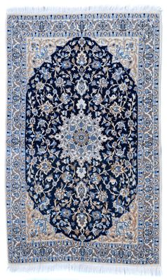 un tapis bleu et blanc orné d’un motif en médaillon
