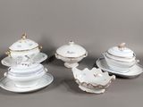 cinq assiettes en porcelaine et un bol sur la table