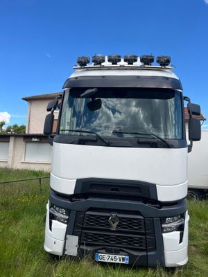 un camion blanc garé dans l'herbe