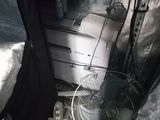 a fan that is sitting on the floor in a room