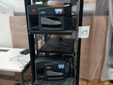 un rack de matériel électronique exposé dans une pièce