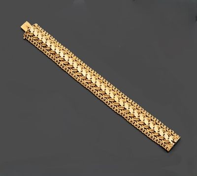 un bracelet en or 18 carats, signé Cartier