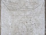 une plaque en pierre sur laquelle est représenté un bateau