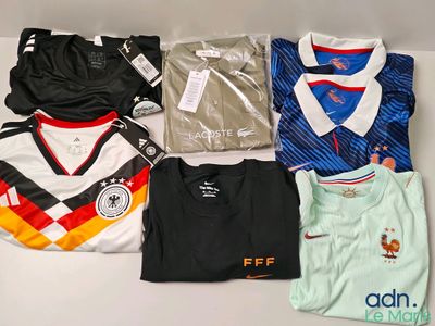 beaucoup de maillots de foot posés sur une table