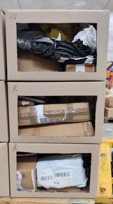 plusieurs boîtes d'articles assortis sont empilées les unes sur les autres