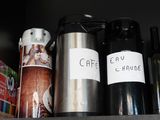 de nombreux modèles de tasses à café sur une étagère