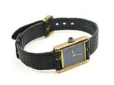 une photo d'une montre-bracelet avec un bracelet en cuir noir