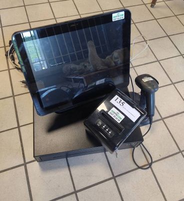 un ordinateur portable et un téléphone portable posés par terre