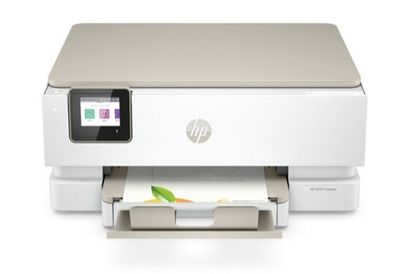 L'imprimante HP Deskjet est posée sur une surface blanche