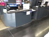 une photo d'un magasin d'informatique où sont exposés de nombreux ordinateurs