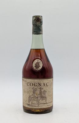 une vieille bouteille de cognac sur fond blanc