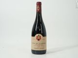 une bouteille de vin posée sur une table