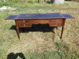 un petit bureau posé dans l'herbe